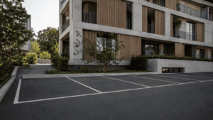 Besucherparkplatz vor einem Mehrfamilienhaus in der Schweiz